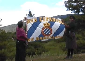 Joves d'esperit amb la bandera de l'Espanyol