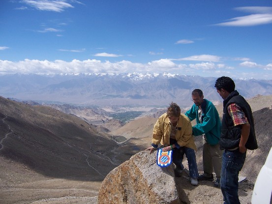 A R.C.D. Espanyol flag is in Ladakh at 5604m high, in the Kardung-La past